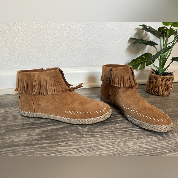 Ugg kennadi fringe moccasin boots in camel. NWT! Size 7 - Picture 3 of 9